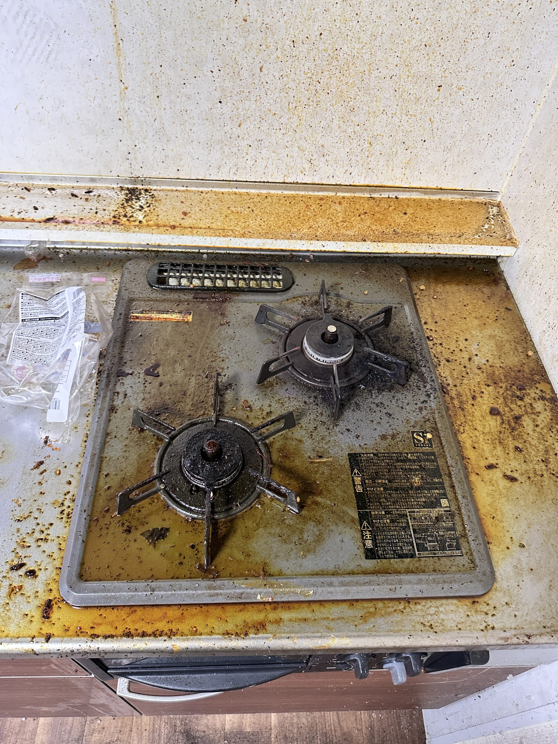 原状回復工事施工前の汚れたコンロ