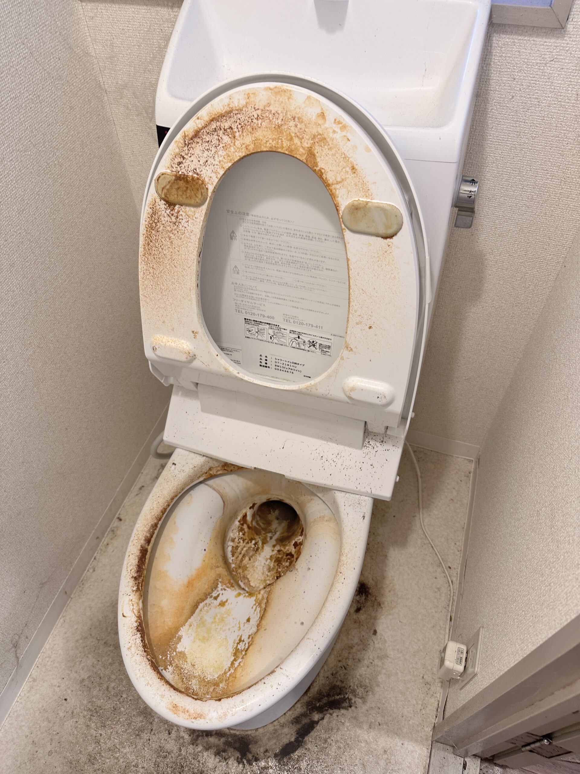 原状回復工事施工前の汚れたトイレ