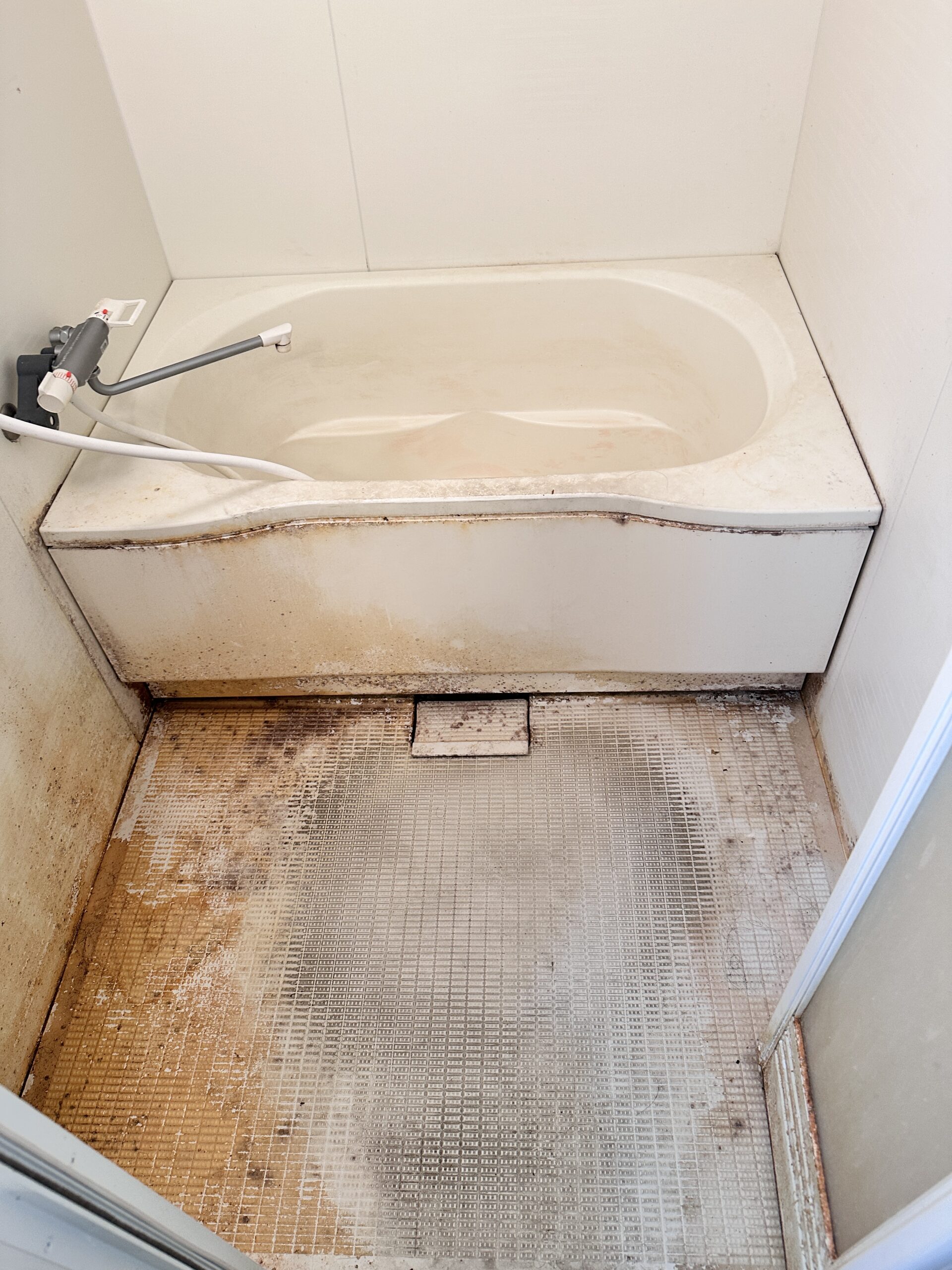 原状回復工事施工前の汚れたお風呂